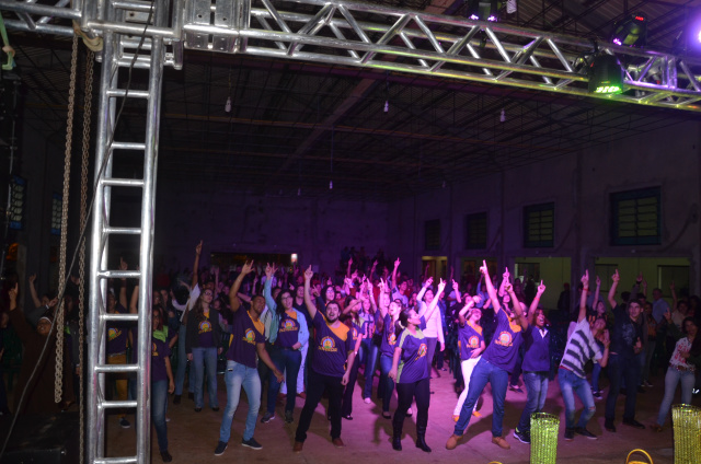 Centenas de jovens participam da Nightfever em Dourados