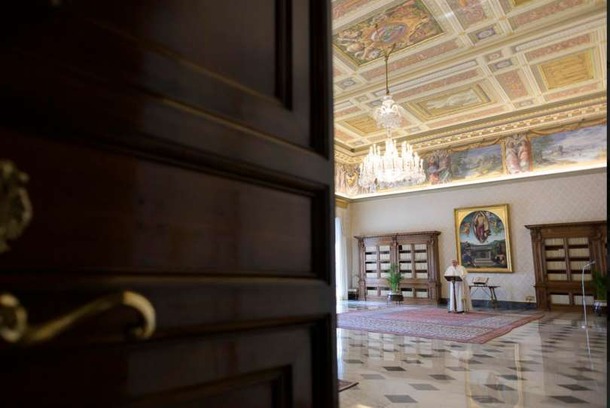 Papa Francisco dirige o Regina Coeli na Biblioteca do Palácio Apostólico. Foto: Vatican Media