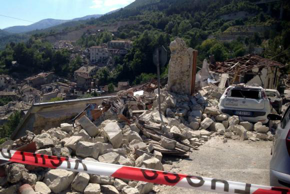 Vista dos destroços provocados pelo terremoto de magnitude 6,2 graus na escala Richter, em Pescara del Tronto, região central da ItáliaAngelo Carconi/Agência Lusa/EPA/direitos reservados