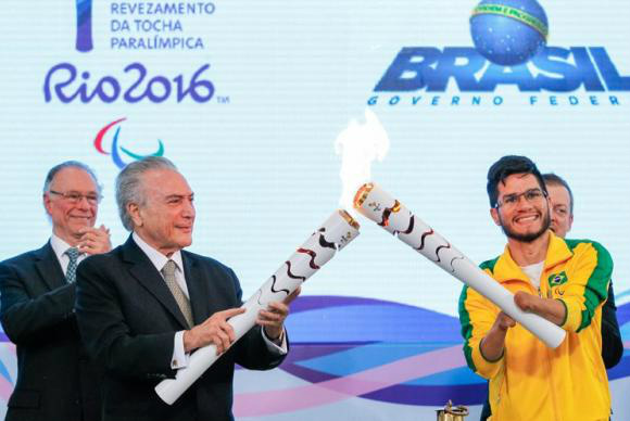 Tocha paralímpica é acesa em Brasília; revezamento começa no dia 1°