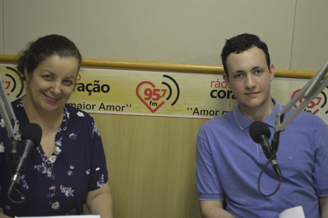 Jovem apresenta Opus Dei na Rádio Coração Ozair e Matheus Perez Toniolli. Foto: Gabriel Fernandes/RC