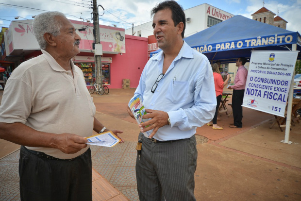 Procon faz abordagem nas ruas de Dourados para orientar consumidores

Foto: A. Frota
