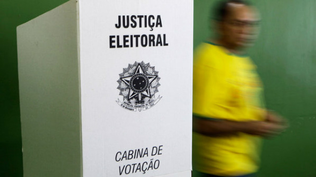Eleitor não precisa do título para votar no dia 7 de outubro, mas deve apresentar um documento com foto (Jorge Saenz/AP) 

