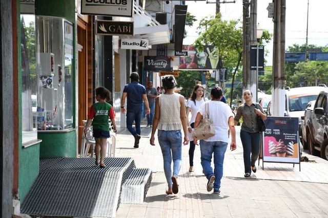 Comércio passa a atender em horário especial nesta segunda - Crédito: Hedio Fazan/Dourados News
  
  