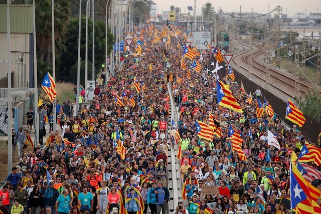 Em Barcelona, ocorre a maior manifestação dos últimos anos a favor da independência na região - REUTERS/Albert Gea/Direitos reservados