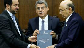 Os ministros Dyogo Oliveira e Henrique Meirelles entregam a proposta de Orçamento da União para 2017 ao segundo vice-presidente do Congresso, senador Romero JucáWilson Dias/Agência Brasil