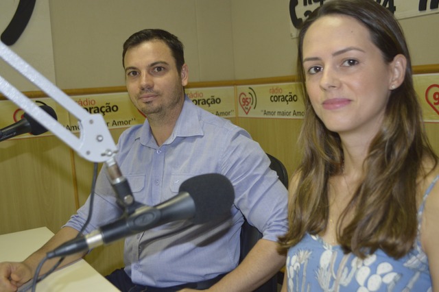 Casal de m édicos  Grazielle Pitteri Scopel (Cardiologista) e Giovani Camilo Scopel(Ortopedista), que deram entrevista hoje(18/10, dia do Médio no programa Manhã Viva da Rádio Coração.