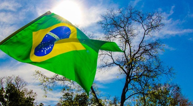 O texto, de iniciativa do deputado Capitão Contar, prevê o hasteamento das bandeiras e o canto dos hinos nacional e estadual, uma vez por semana, e em dias festivos e solenidades escolares. Já o Hino à Bandeira será feito uma vez por ano, no dia 19 de novembro.