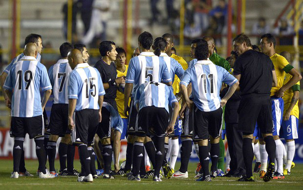 Jogadores de Brasil e Argentina conversam com o árbitro Enrique Osses (Foto: Agência AFP)