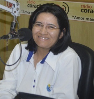 Imã Adriana Renata Santos, diretora da escola que dedicou  a arte no muro à família EIC e a todos que compartilham deste espaço. Foto Rádio Coração