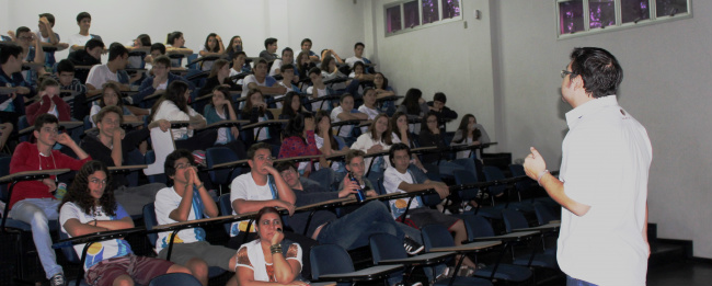 Professor Beto durante explicação do projeto para as turmas de ensino médio 