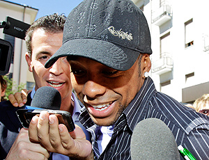 Robinho é cercado por jornalistas ao chegar para
bateria de exames médicos em Milão (Foto: AP)