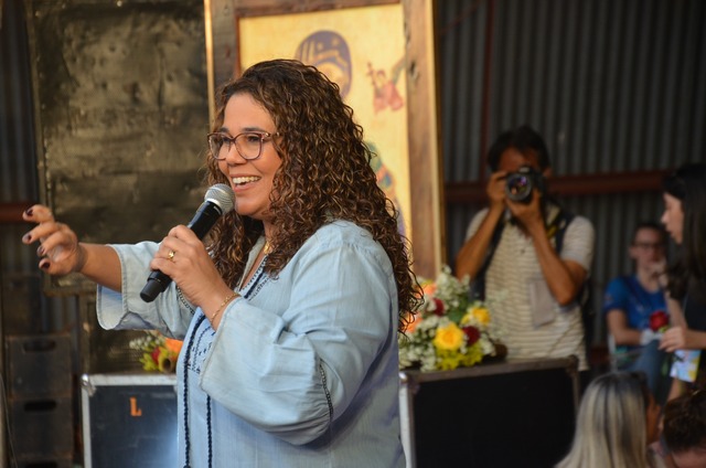 Show musical, mesclado com momentos de catequese com a Cantora Católica Eliana Ribeiro, da Comunidade Canção Nova(SP)