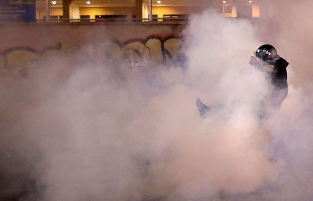 Membro das forças de segurança é visto em meio à fumaça provocada por gás lacrimogêneo em protesto de apoiadores de Carlos Mesa em La Paz, Bolívia, na segunda-feira (21) — Foto: Ueslei Marcelino/ Reuters

