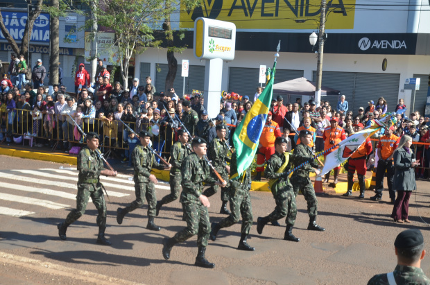 Desfile atrai milhares de pessoas ao centro de Dourados