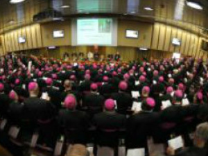 Bispos reunidos na primeira Congregação do Sínodo, na presença do Papa Bento XVI, nesta segunda-feira, 8