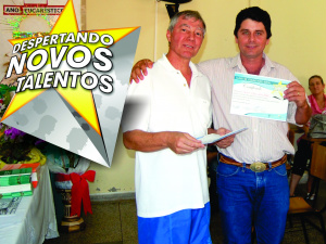 “Despertando Novos Talentos”: Projeto atende Laguna Carapã Participante do evento recebendo do Padre Antonio o diploma do Curso de Comunicação Social