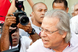 Em sua última aparição pública, José Dirceu chega para votar em São Paulo, no domingo 
