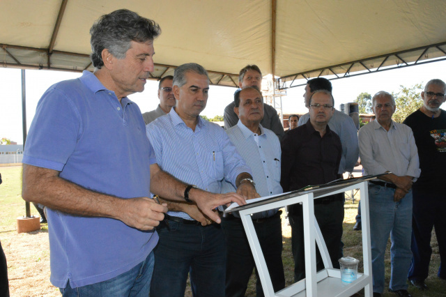 Governador e prefeito assinaram ordens de serviços para obras na cidade e aboradaram sobre questões da saúde- Foto: Gizele Almeida