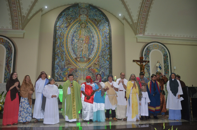 A celebração foi presidida pelo pároco Pe. Crispim Guimarães e contou com cânticos e muita simbologia da Bíblia, além das pessoas vestidas como personagens bíblicos.