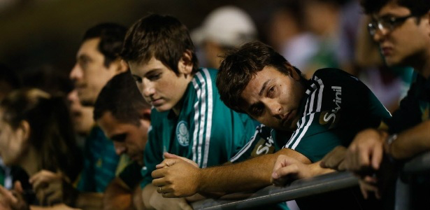 Torcedores palmeirenses sofrem com a situação delicada do time no Brasileirão