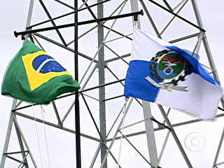 Bandeiras do Brasil e do Estado do Rio de Janeiro hasteada no alto de uma torre simbolizando a retomada de território