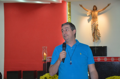 Rodrigo Ferreira, da missão Louvor e Gloria, pregando na Santa Teresinha, em Dourados/MS.