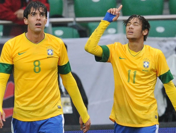Neymar e Kaká comemoram o segundo gol da seleção brasileira (Foto: Agência AP)