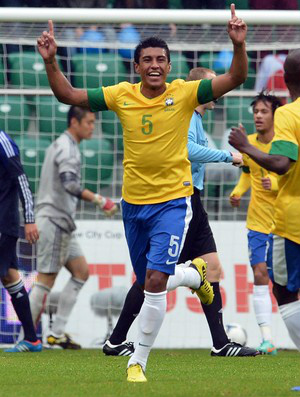 Paulinho vibra com o seu segundo gol com a 
camisa da seleção brasileira (Foto: AFP)