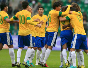 Jogadores comemoram o gol marcado por
Paulinho nesta terça-feira (Foto: AFP)