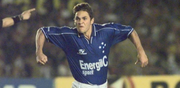 Alex Alves atingiu um dos pontos altos de sua carreira no Cruzeiro, onde atuou em 98/99