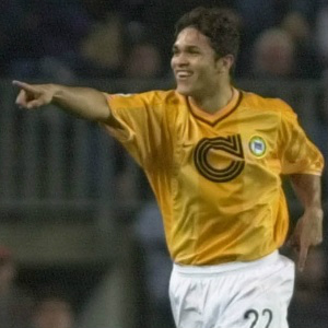 Alex Alves comemora gol quando jogava pelo Hertha Berlim. Ele atuou pelo time de 1999/2003