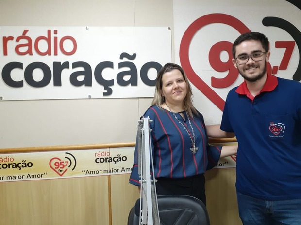 Vereadora Daniela Hall (PSD), com o comunicadort Gabriel Fernandes na Rádio Coração.Foto : Reynaldo Felix