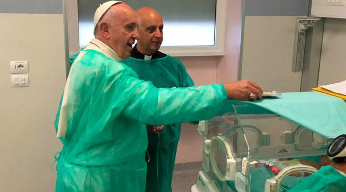 Papa Francisco visita bebês doentes e pacientes em fase terminal