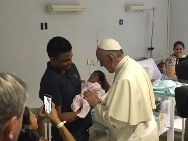 Papa Francisco visita bebês doentes e pacientes em fase terminal