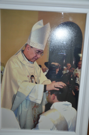 Pe. Pedro sendo ordenado pelas mãos de Dom Fernando Antônio Figueiredo, OFM, bispo de S. Amaro, no ano de 2006.