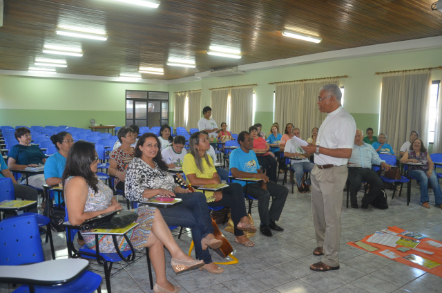 Dom Henrique animou os presentes tocando e cantando. Foto: Estanislau Sanabria/RC