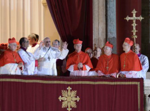 Claudio Hummes, na primeira aparição de Bergoglio como papa, permaneceu à esquerda dele
