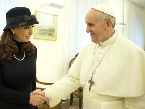 A presidente argentina, Cristina Kirchner aperta a mão do Papa Francisco durante uma reunião privada no Vaticano.