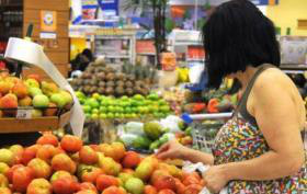 Influenciado pelo clima, o tomate encareceu muito neste ano e a tendência de alta permanece