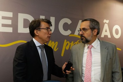 O secretário de educação básica (SEB), Janio Macedo e o ministro da Educação, Abraham Weintraub, durante lançamento do Programa Educação em Prática - Valter Campanato/Agência Brasil