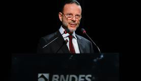 O ex-presidente do BNDES, Luciano Coutinho, disse que contratos com Angola envolveram 