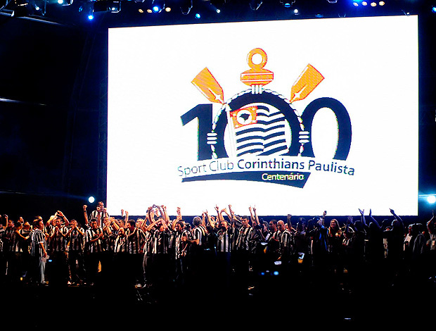 Jogadores do Corinthians no palco festejam o centenário (Fotos: Marcos Ribolli / Globoesporte.com)