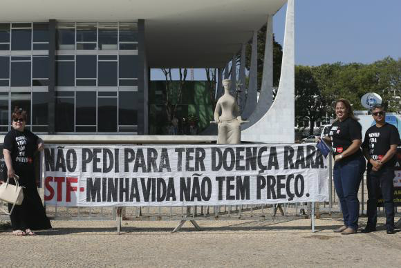 Do lado de fora do STF, entidades que cuidam de pacientes com doenças raras protestam pela distribuição gratuita de medicamentos que não estão na lista do Sistema Único de Saúde (SUS) e não têm registros na Anvisa Elza Fiuza/Agência Brasil; Agencia Brasil