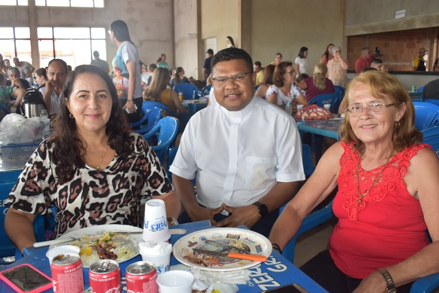 Pe. Willibrodus Wedho (Centro)  pároco e diácono da paróquia N.;Sra. Aparecida, marcou  presença no evento que contou com grande número de pessoas. 