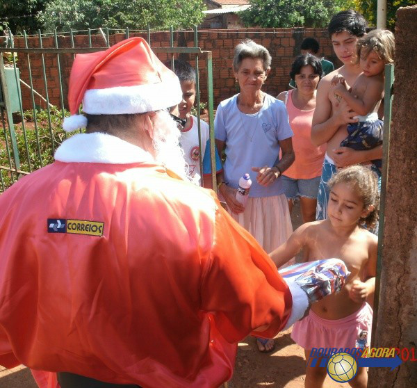 Papai Noel durante de entrega de brinquedos em bairros de Dourados no ano passado (Foto: Arquivo Correios)