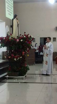 Pe. Marcos Silva, durante oração na 'Novena das Rosas'. Foto: Arquivo Pessoal/Facebook