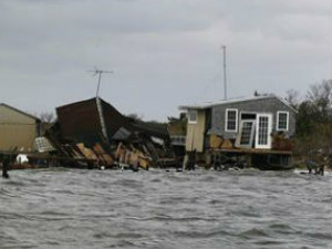 Reuters
Passagem da tempestade Sandy causou destruição de casas em Fire Island, em Nova York