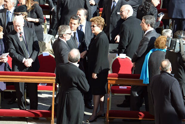 A presidente Dilma Rousseff toma assento nesta terça-feira (19) para assistir à missa inaugural do Papa Francisco, no Vaticano. Na véspera, Dilma disse que quer conversar com o pontífice sobre a pobreza (Foto: AFP)