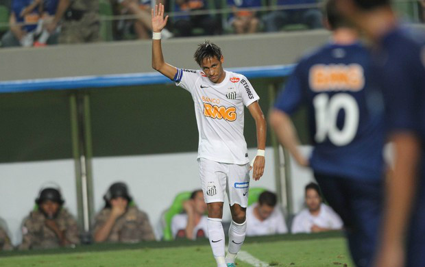 Palmas para Neymar dividem os cruzeirenses Neymar acena para a torcida no Independência (Foto: Samuel Costa/Hoje em Dia/Agência Estado)